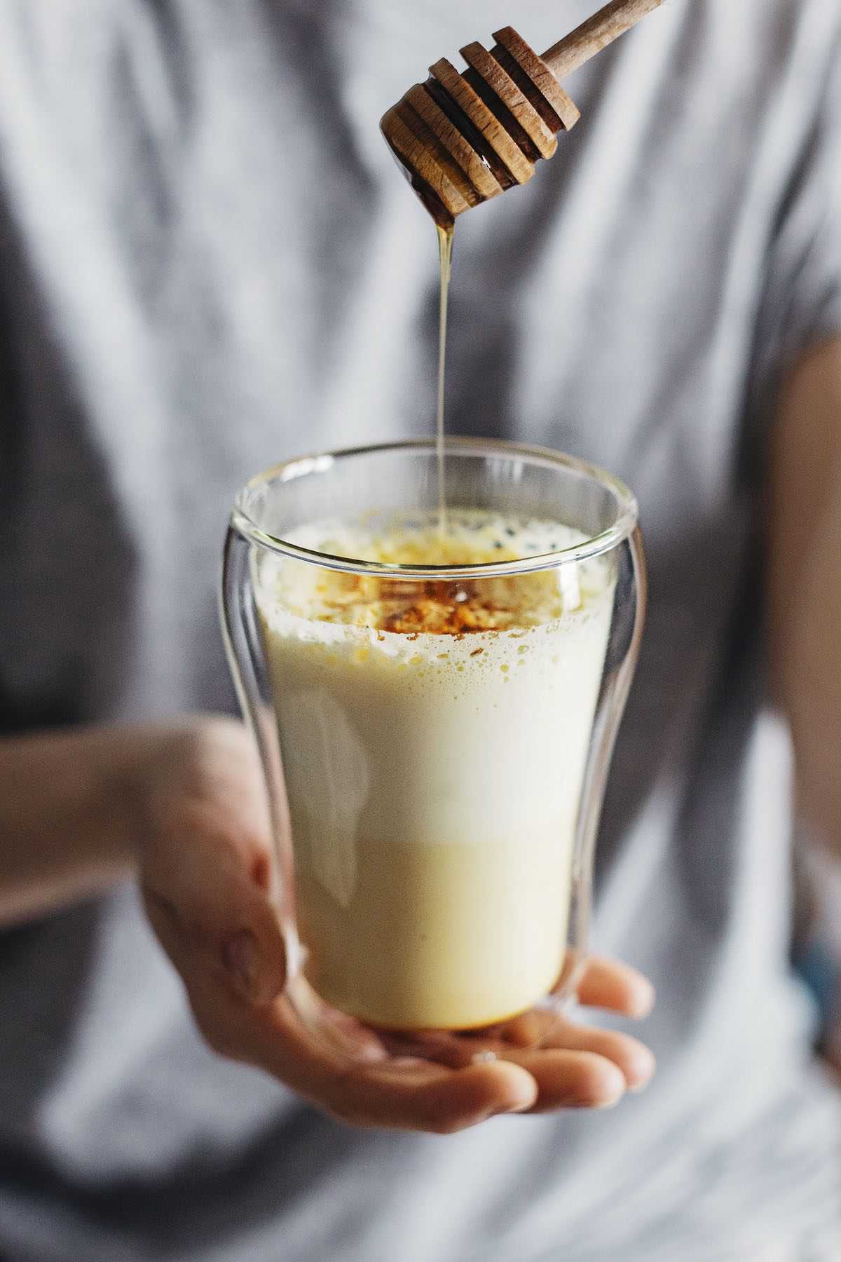 Honey Ginger Turmeric Latte to Wake You Up Naturally - Detox DIY